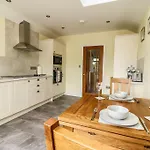 Decca Is Cheerful One Bedroom *